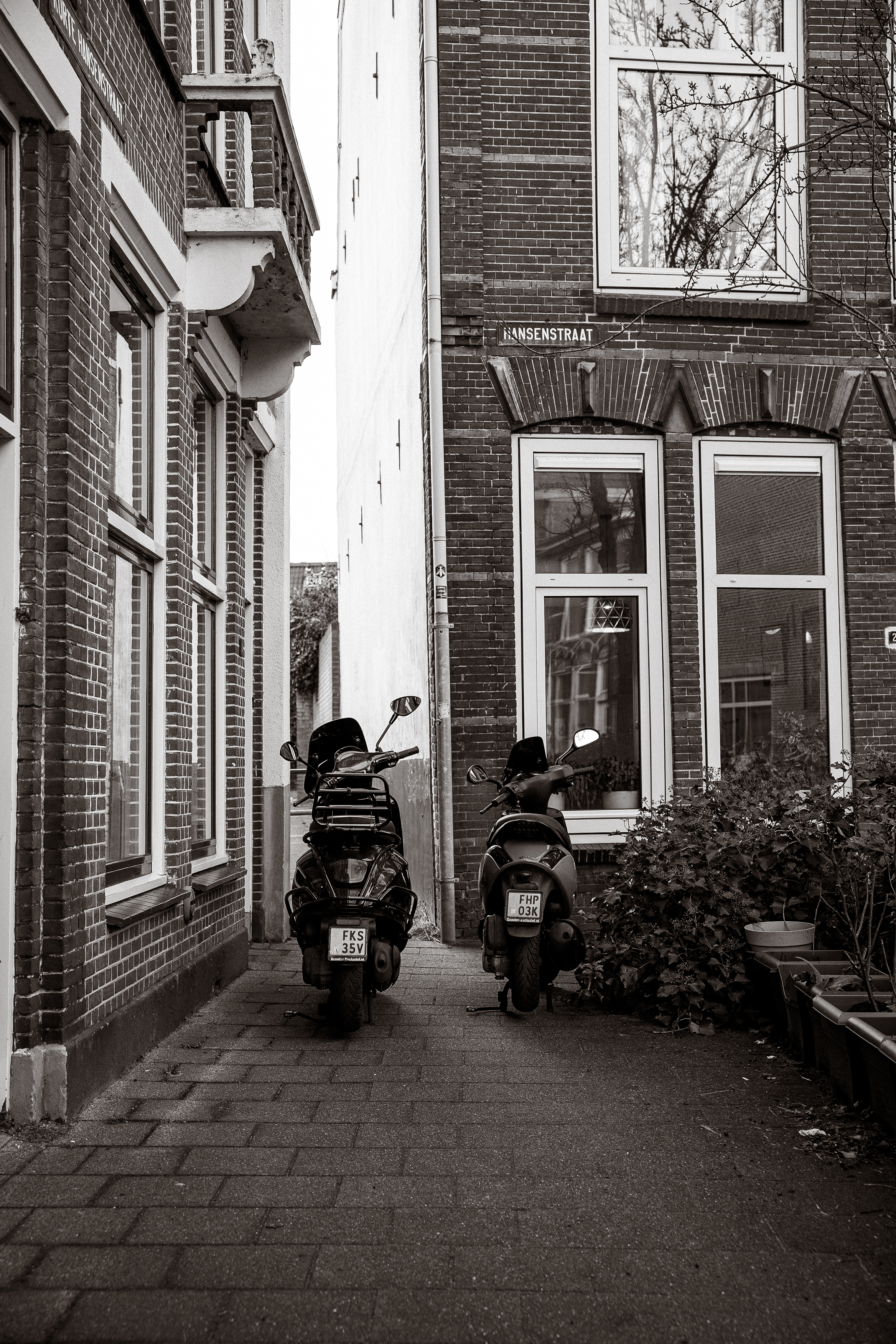 Scooters-op-stoep-Leiden