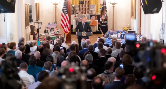 Donald Trump op een persconferentie als president