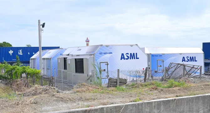 Luchtvrachtcontainers van ASML