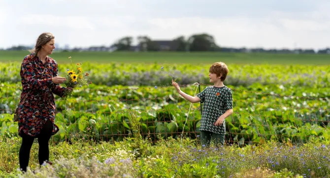 Vrouw en kind bij akker van Herenboerderij Rorik