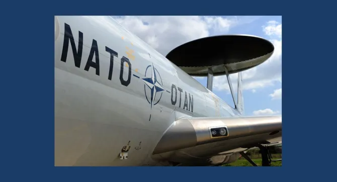 AWACS-radarvliegtuig met NAVO-embleem