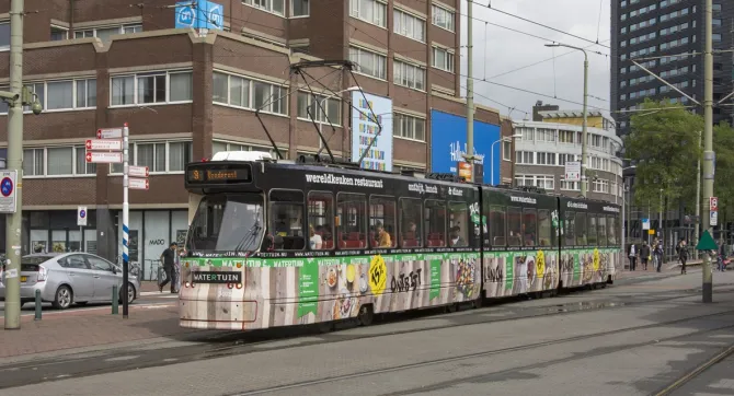 tram met reclame voor een gebouw met reclameborden