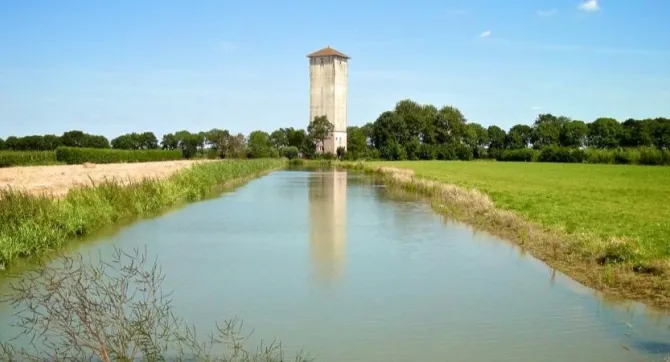 sloot en watertoren
