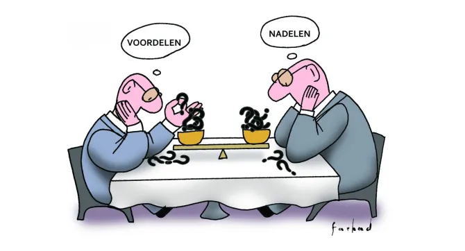 twee mannen aan tafel wegen voor- en nadelen