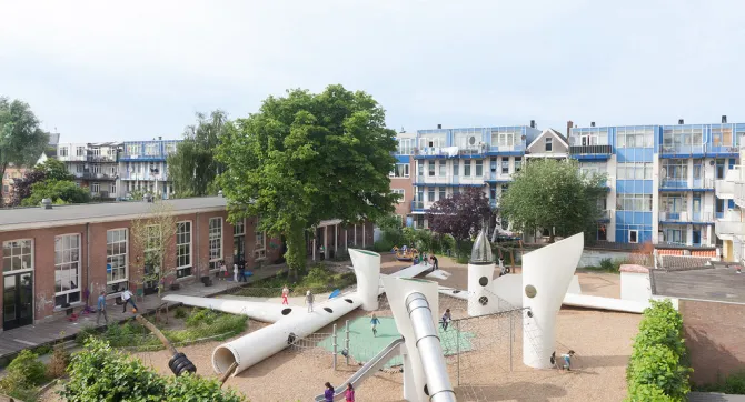 speeltuin met hergebruikte windmolenwieken