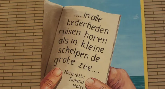 Muurschildering met woorden uit het gedicht ‘De zachte krachten’ van Henriette Roland Holst: ‘... in alle tederheden, ruisen horen, als in kleine schelpen, de grote zee’.