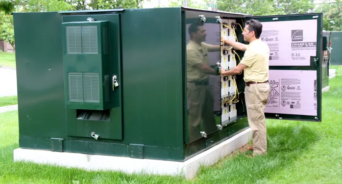 grote batterij in grasveld