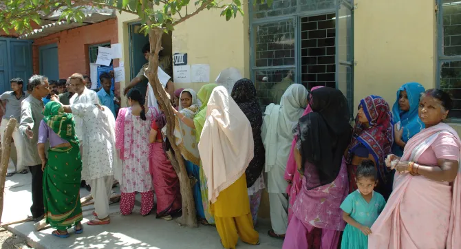 Rijen voor een stembureau in India