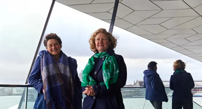 Tineke Strik en Judith Sargentini bij het Amsterdamse filmtheater EYE