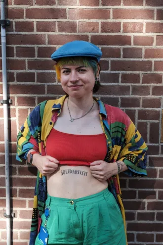 Beau Boer met tatoeage 'Solidariteit' op haar buik