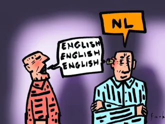 Illustratie van twee personen. Eén persoon zegt drie keer English. De andere persoon zegt één keer NL in een oranje tekstballon..