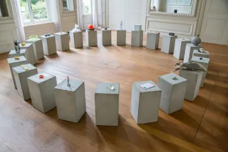 Zitting van de Ambassade van de Noordzee in museum Beelden aan Zee in Scheveningen. (Foto Cleo Campert)