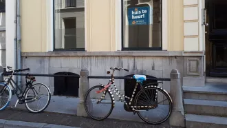 Twee fietsen voor een huis. 