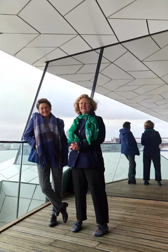 Tineke Strik en Judith Sargentini bij het Amsterdamse filmtheater EYE.