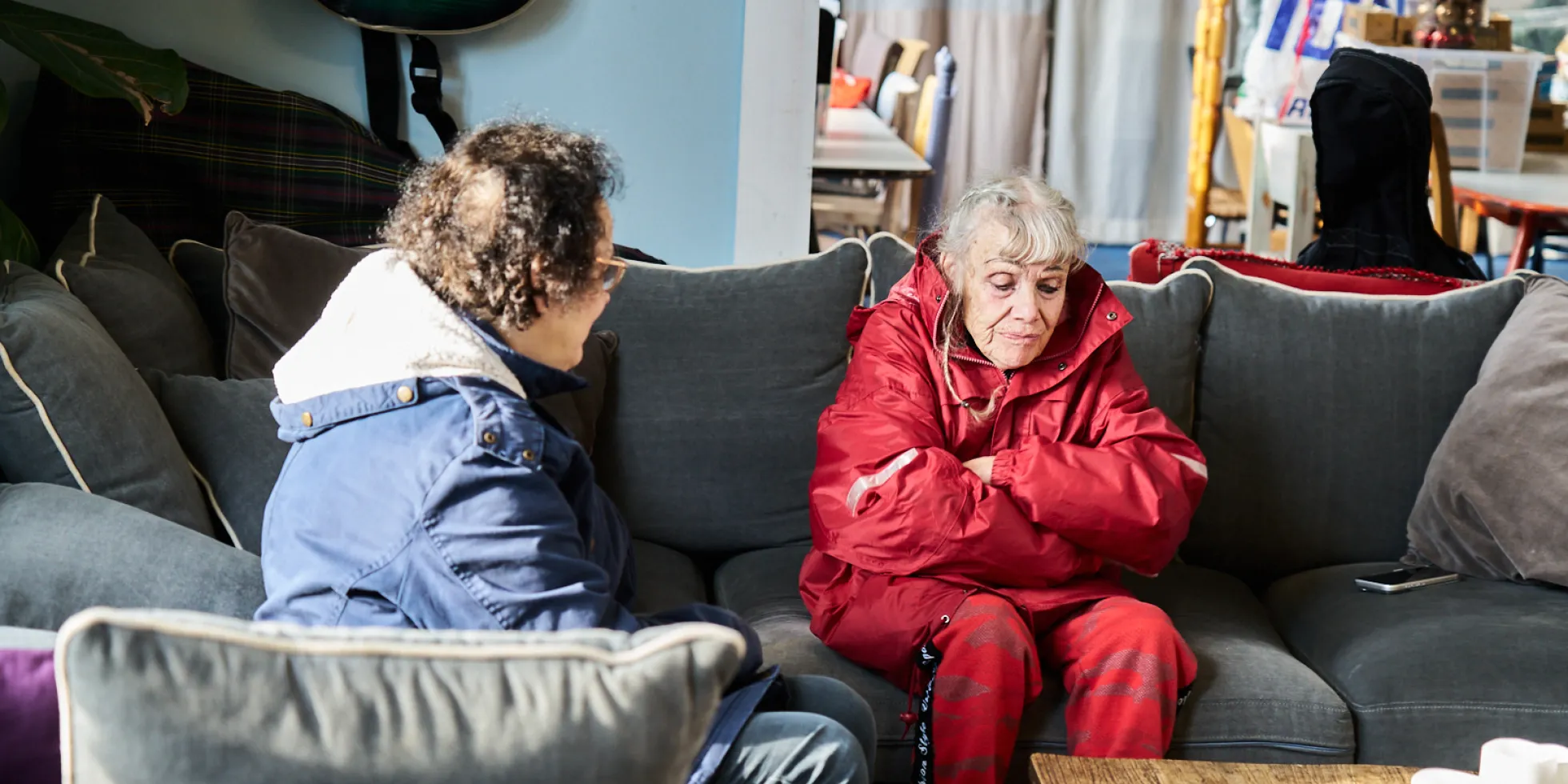 Twee vrouwen in ontmoetingswerkplaats De JoJo in Sassenheim