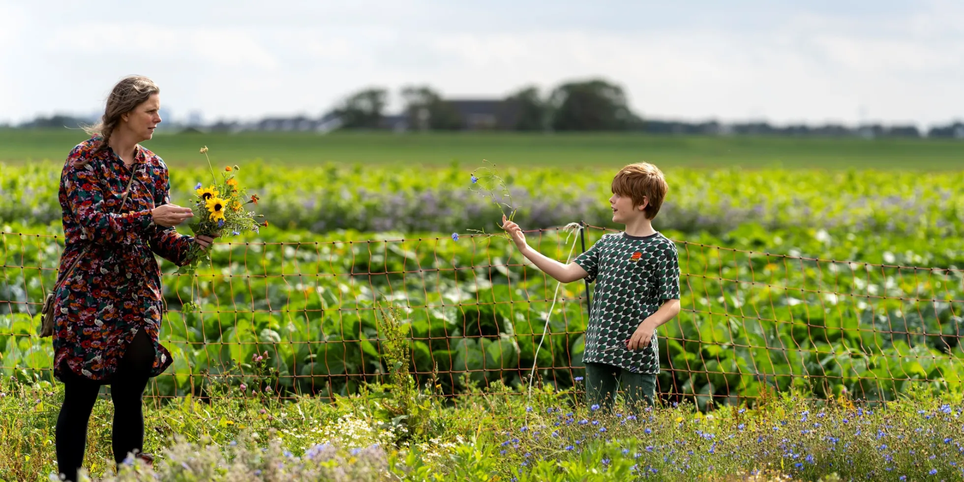 Vrouw en kind bij akker van Herenboerderij Rorik
