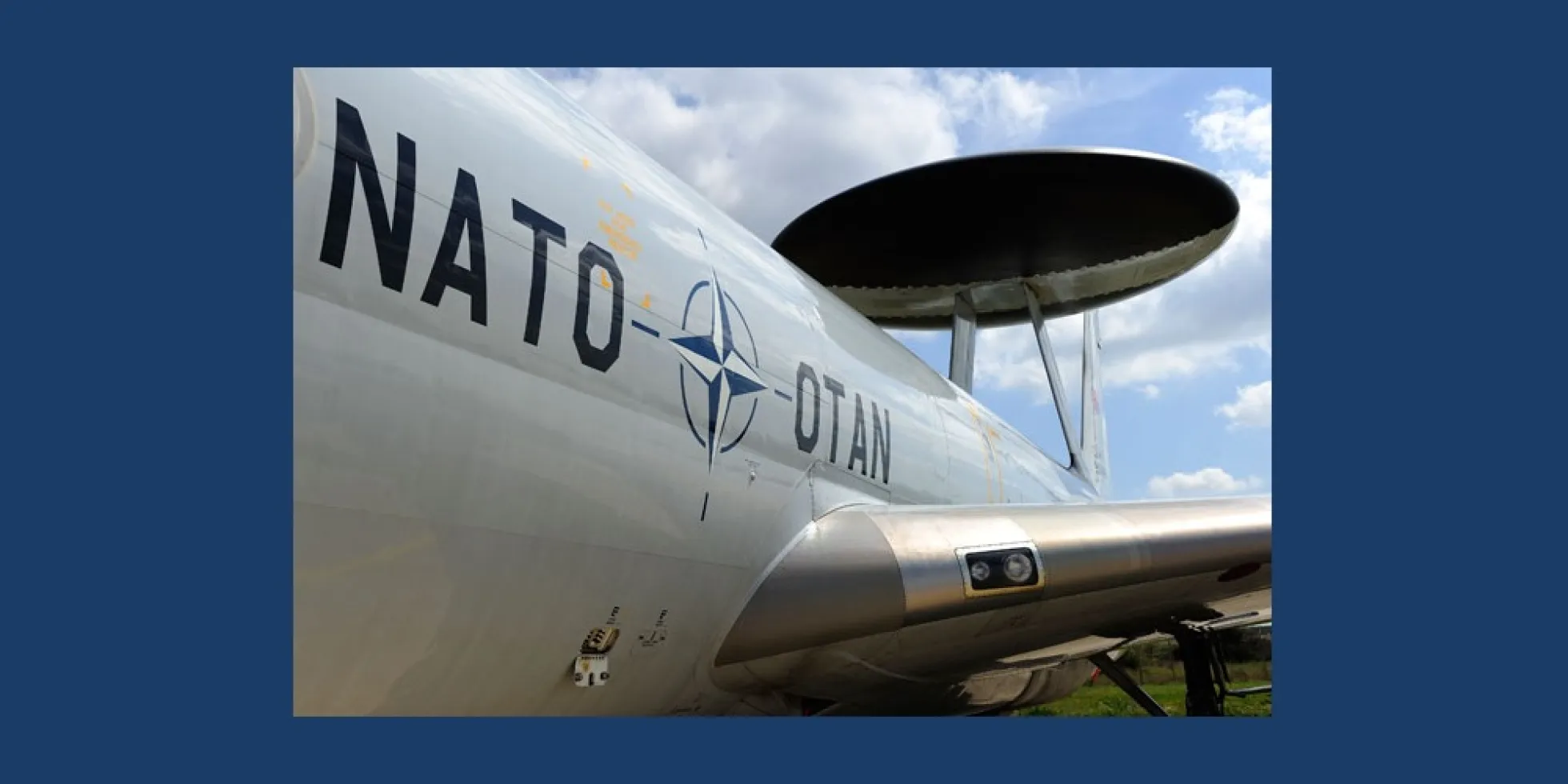 AWACS-radarvliegtuig met NAVO-embleem