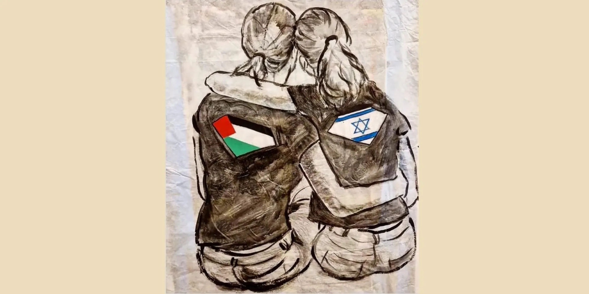Twee vrouwen zitten gearmd, met de Palestijnse en Israëlische vlag op hun ruggen.