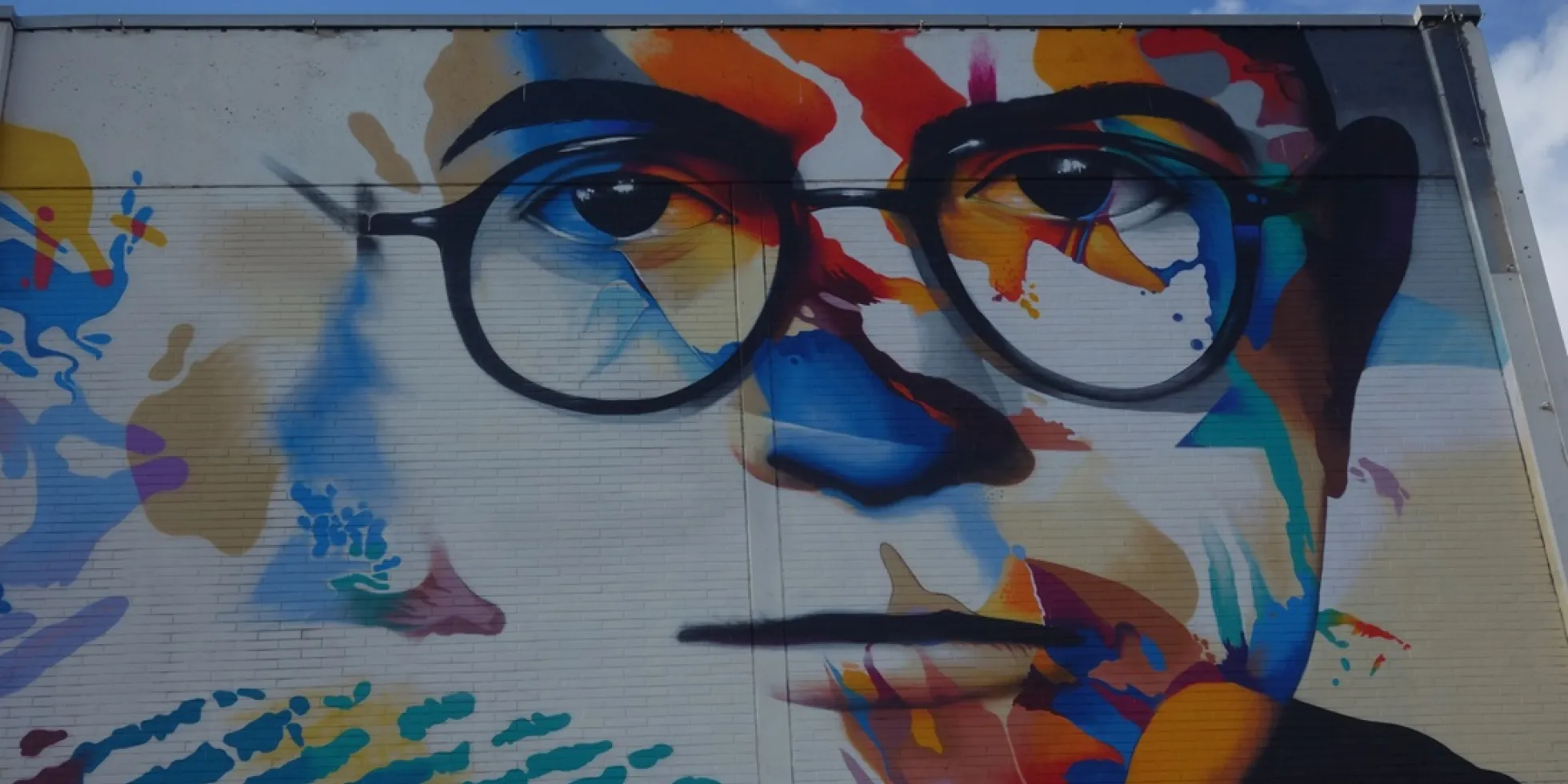 muurschildering met portret van Theodor Adorno in Frankfurt