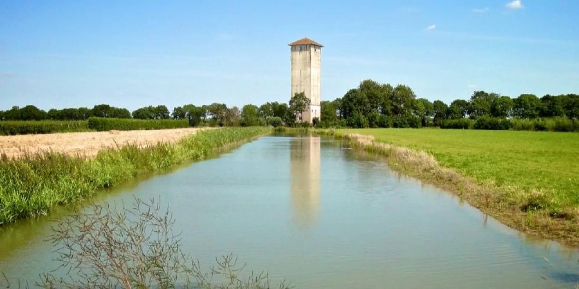 sloot en watertoren
