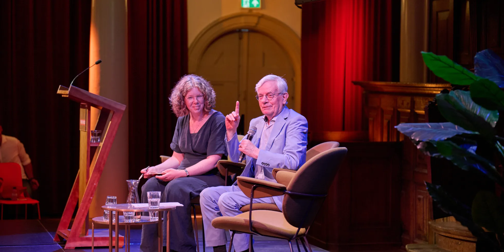 Joop van den Berg en Naomi Woltring bij de studieconferentie 80 jaar WBS