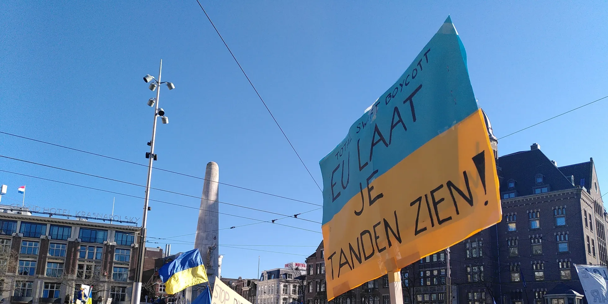 pro-Oekraïnedemonstratie op de Dam met bord 'EU laat je tanden zien'