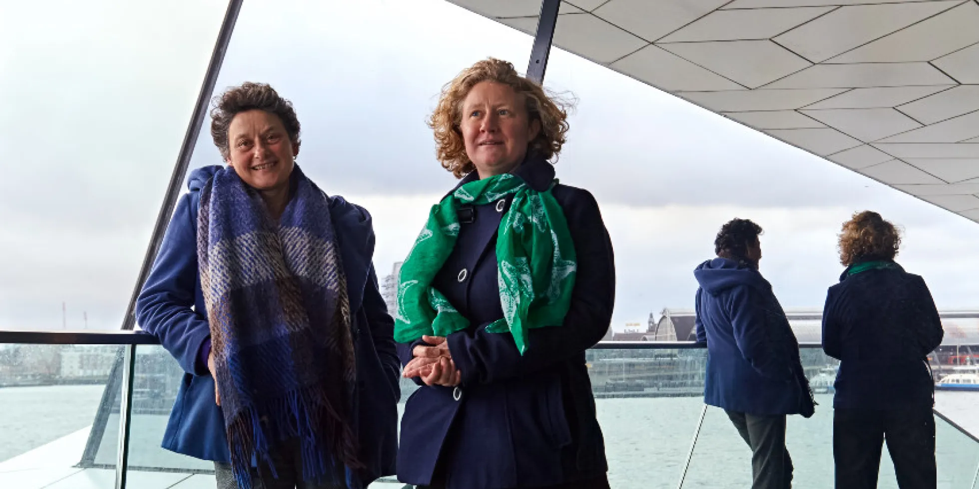 Tineke Strik en Judith Sargentini bij het Amsterdamse filmtheater EYE.