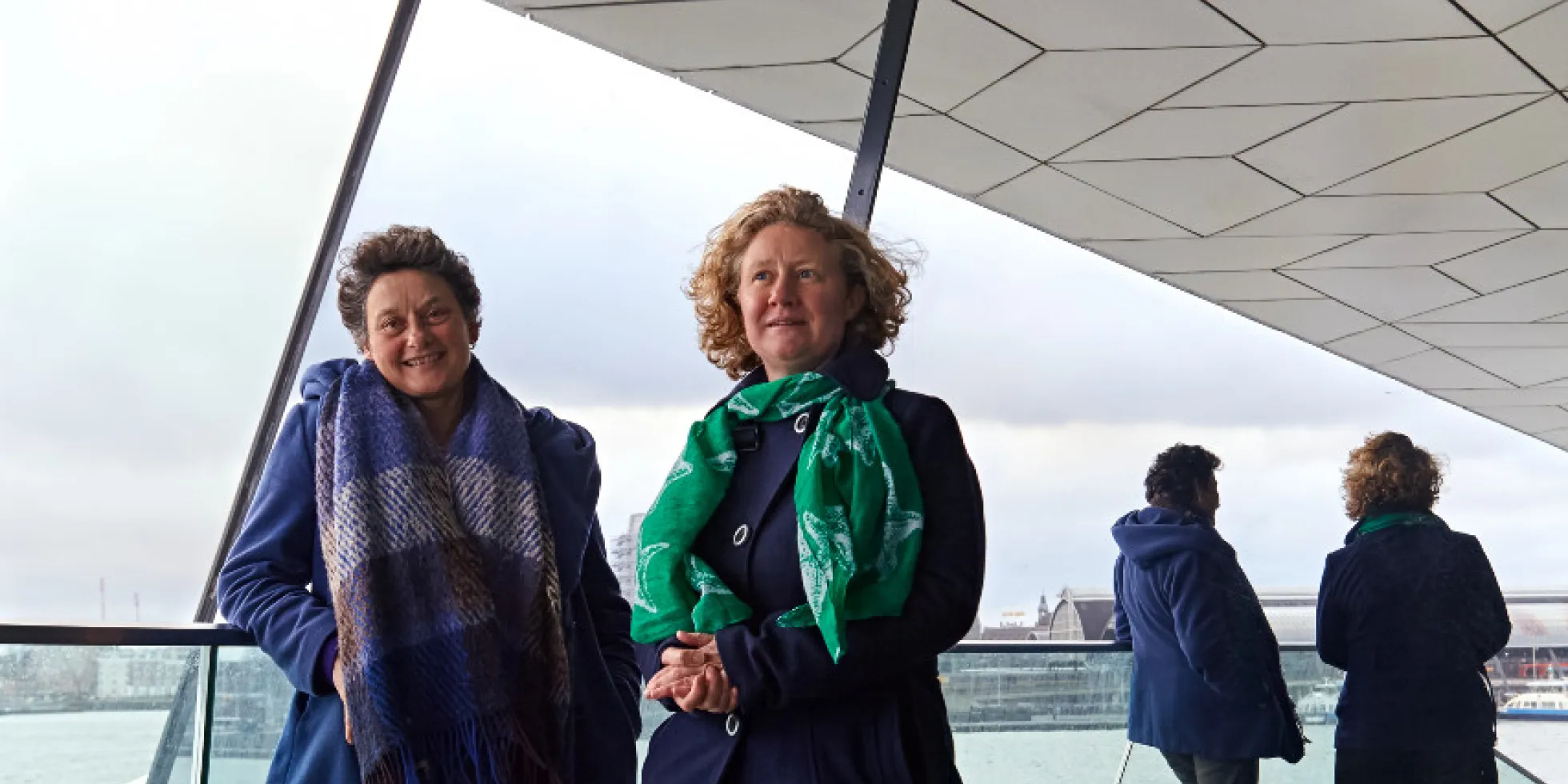 Tineke Strik en Judith Sargentini bij het Amsterdamse filmtheater EYE