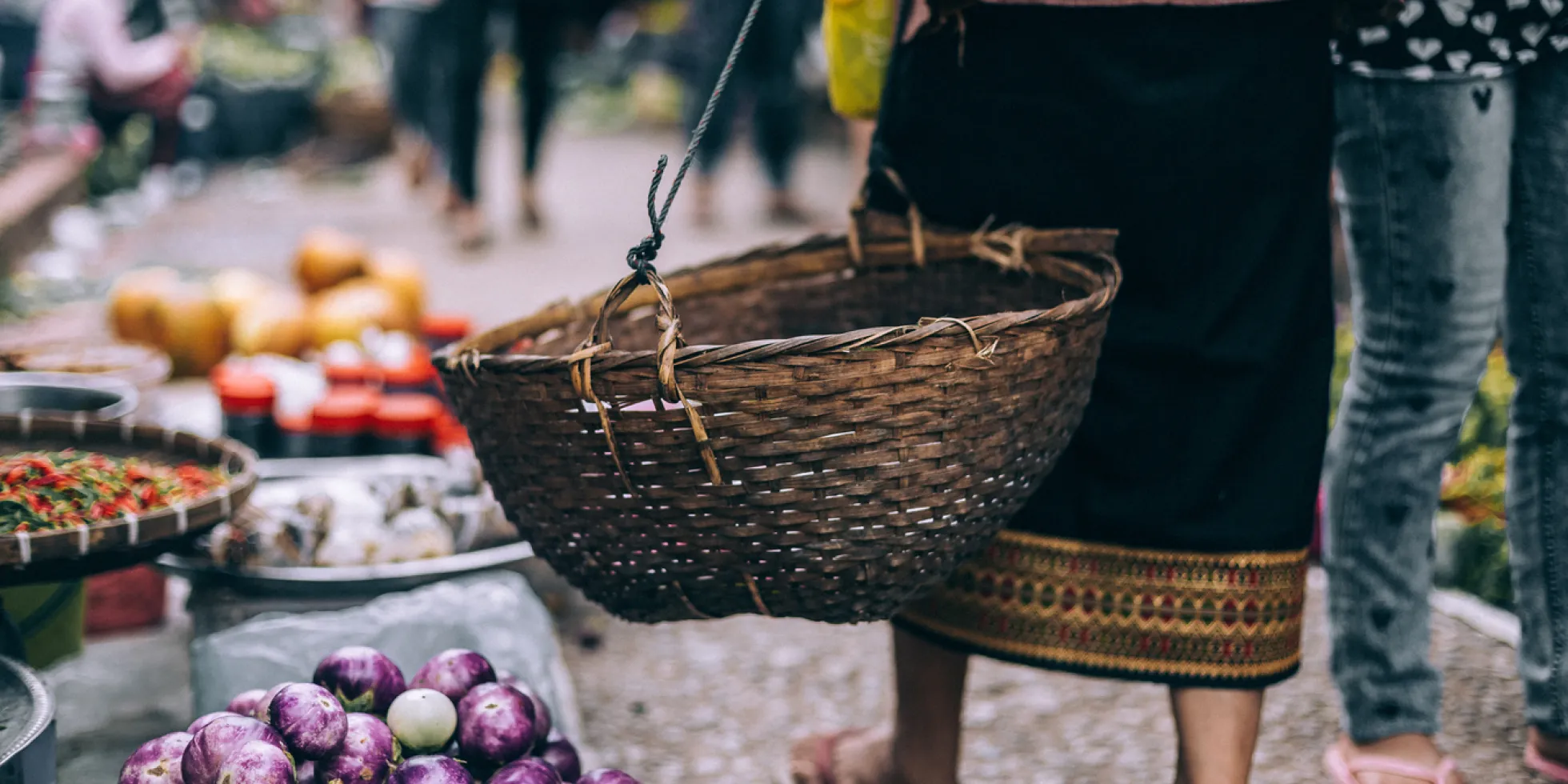 vrouw met mand op markt