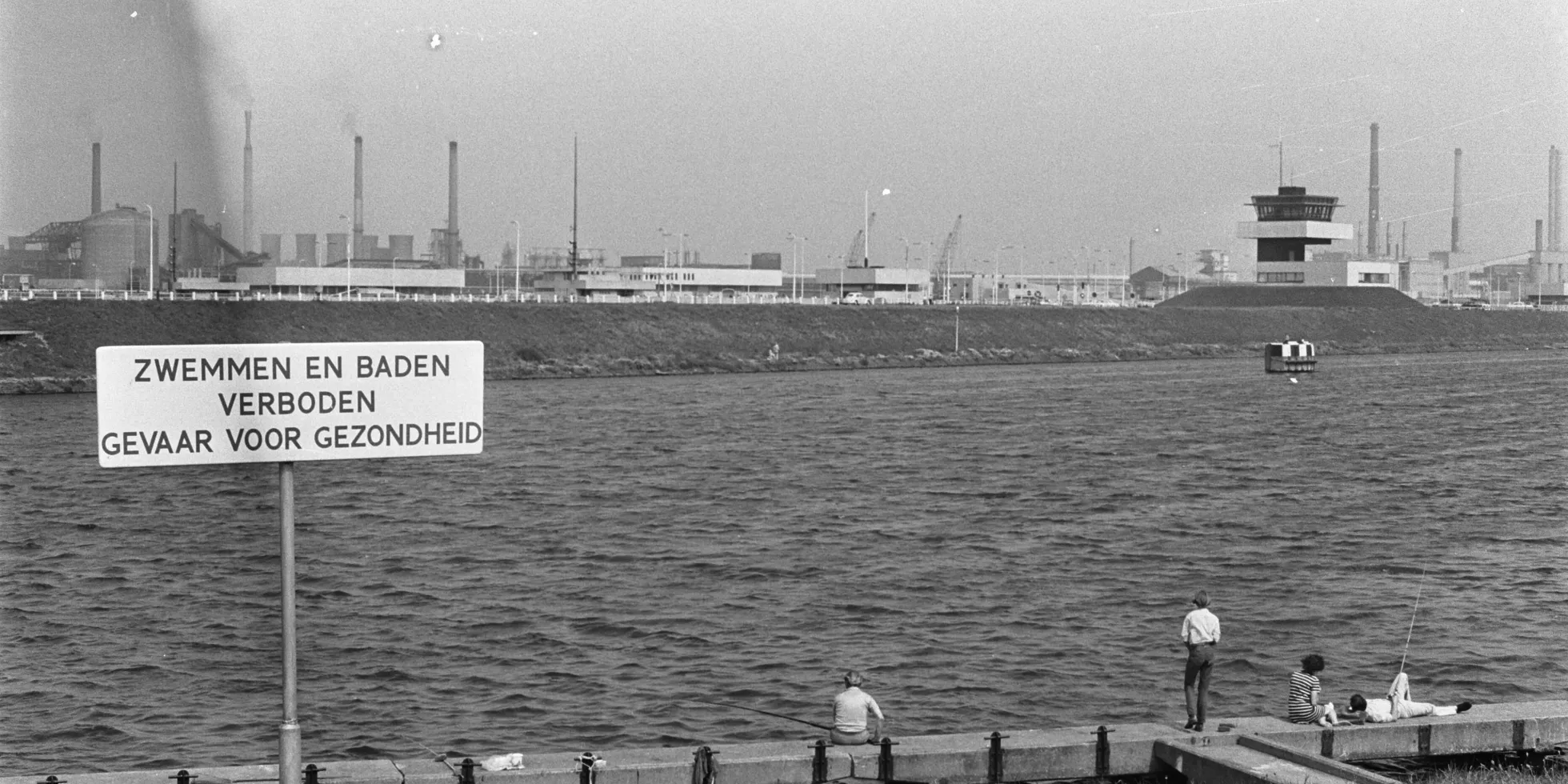 Noordzeekanaal met bord 'Zwemmen en baden verboden - Gevaar voor gezondheid'